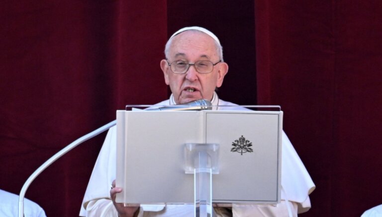 Папа римский назвал "несправедливыми" законы, криминализирующие гомосексуальность