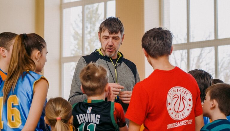 'Jūs esat fantastiska tauta...' Ukraiņu bērni Latvijā sporto un aizmirstas pēc kara šausmām