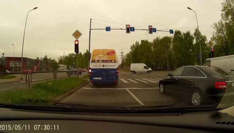 ВИДЕО: Водителя минибуса RMS переклинило — на зеленый стоит, на красный едет
