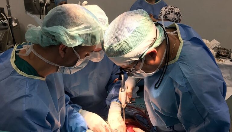 ФОТО. В больнице Страдиня провели уникальную на мировом уровне 9-часовую операцию пациенту с раком печени