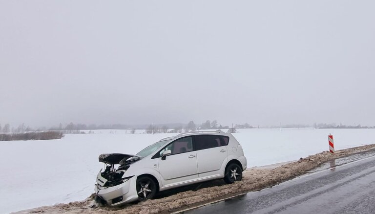 ФОТО: На обочине Бауского шоссе две недели стоит разбитая машина, самоуправлению некуда ее деть