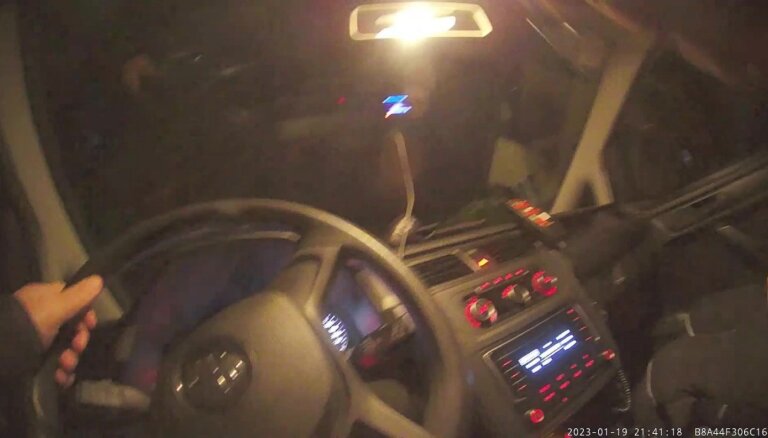ВИДЕО. Полицейские задержали в Саласпилсе пьяного вооруженного мужчину