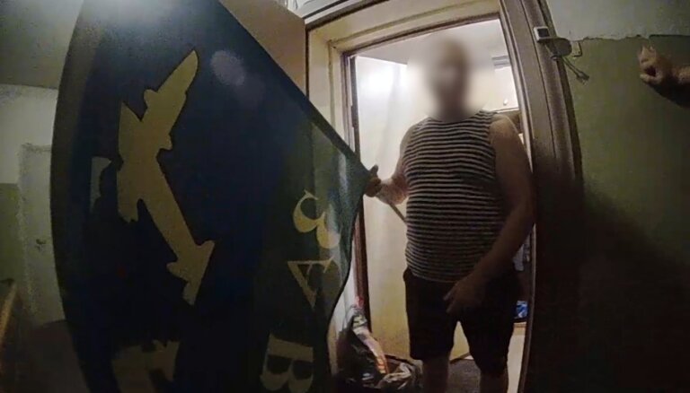 Agresīvs vīrietis Rīgā izkar Krievijas Gaisa desanta karogu; policija sāk divas lietvedības