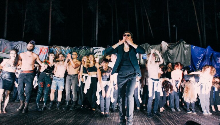 Foto: Pirmizrādi piedzīvojis Valmieras vasaras teātra festivāla centrālais uzvedums 'Citu dziesmu svētki'