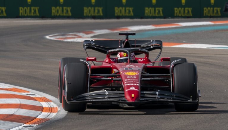 'Ferrari' piloti ātrākie pirmajā Maiami posma kvalifikācijā