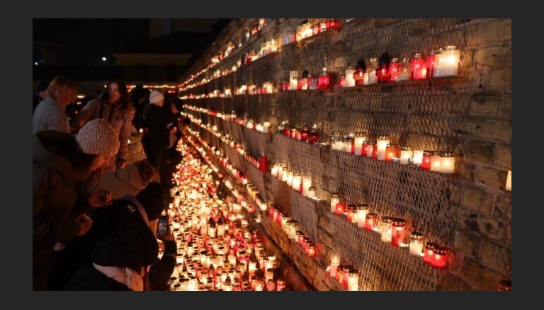 ФОТО: В честь 11 ноября на набережной в Риге зажгли свечи