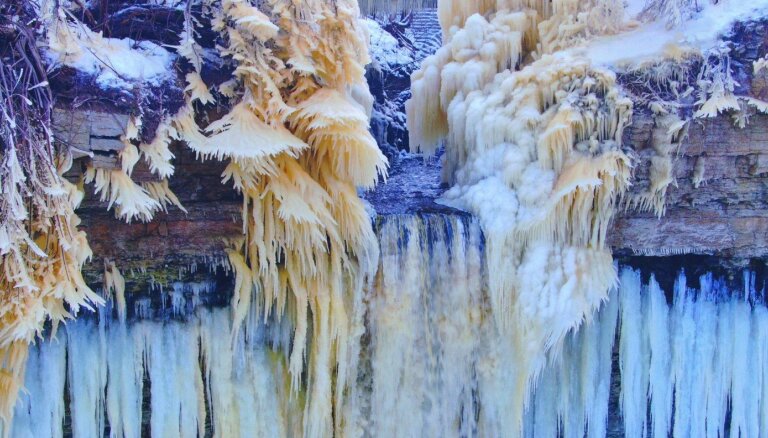 ФОТО, ВИДЕО. Как самый высокий водопад в Балтии превратился в ледяное царство