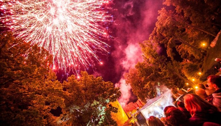 Foto: 'Aurora', 'Pērkons' un salūts - lielkoncerta 'Fono Cēsis' noslēgums