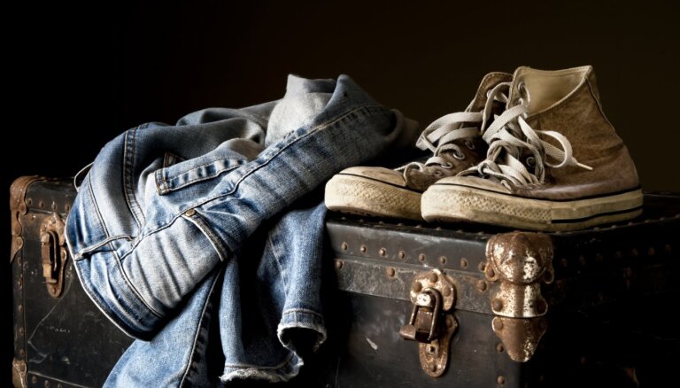 "Бомжатский" гардероб. Почему богатые люди тратят тысячи на грязную, рваную и старую одежду