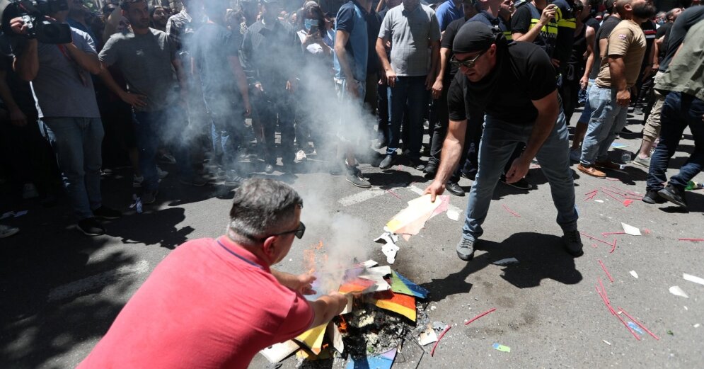 Tbilisi’s LGBT haters break the pride and burn rainbow flags