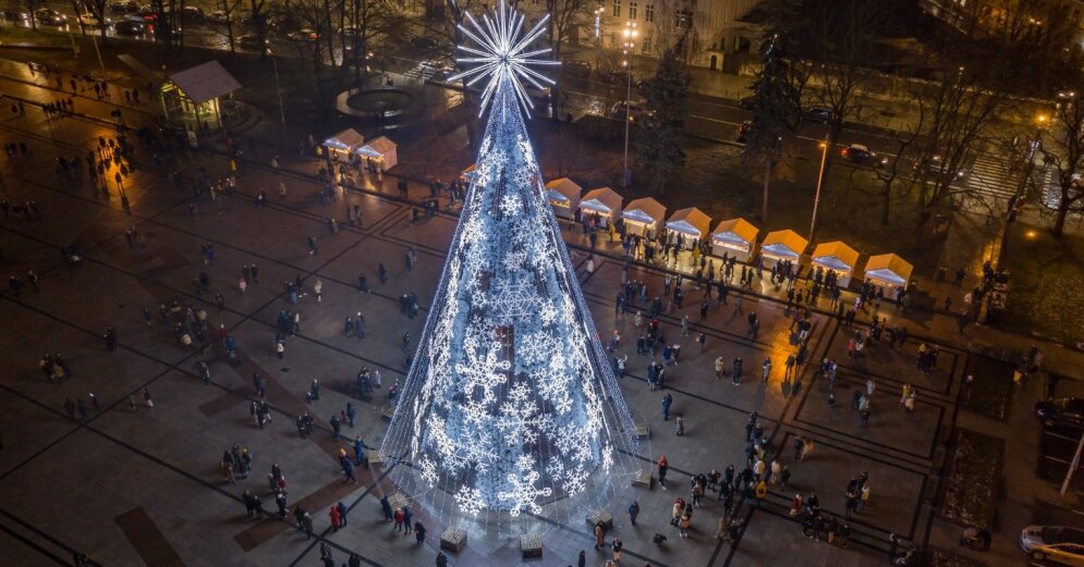 Photo: A Christmas tree with artificial snowflakes decorates in Vilnius