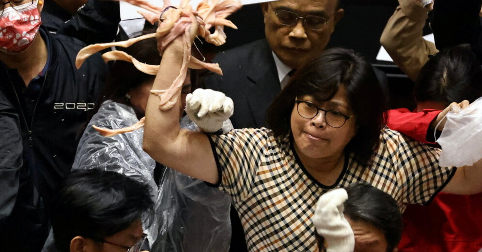 Photo and video: In the Taiwanese parliament, pig intestines fly through the air during the Yandali