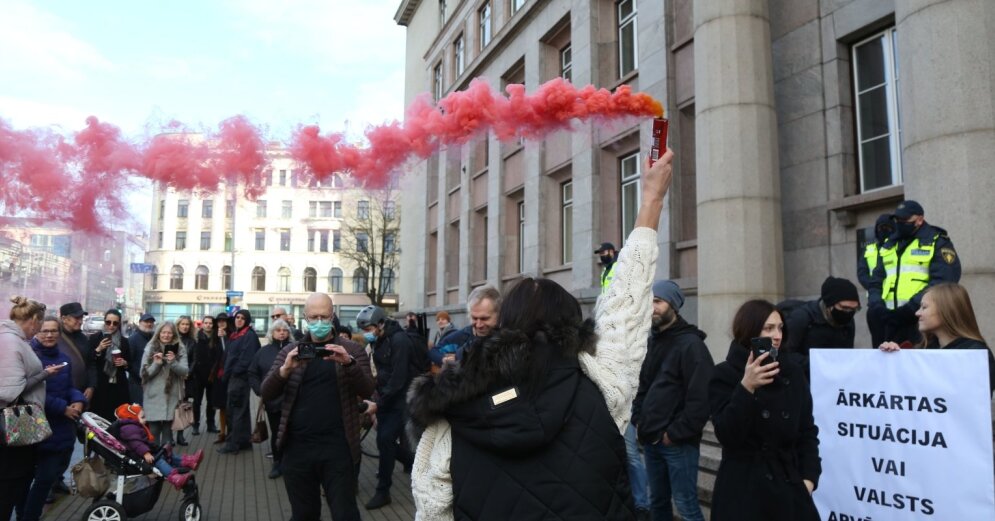 Photo: Protest against the introduction of an emergency near the government building