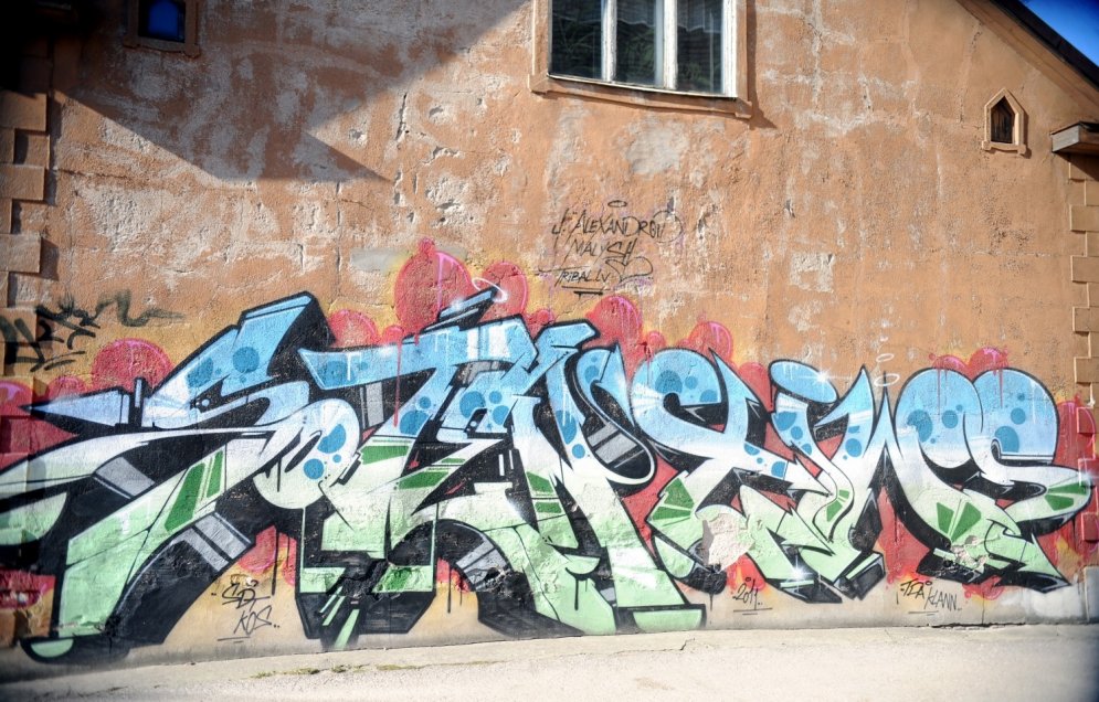 Tallinas ielā parādījušies krāšņi un saulaini grafiti