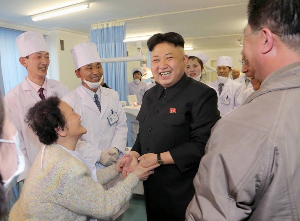 Kā Korejas sievietes pielūdz nācijas vadoni Kimu Čenunu