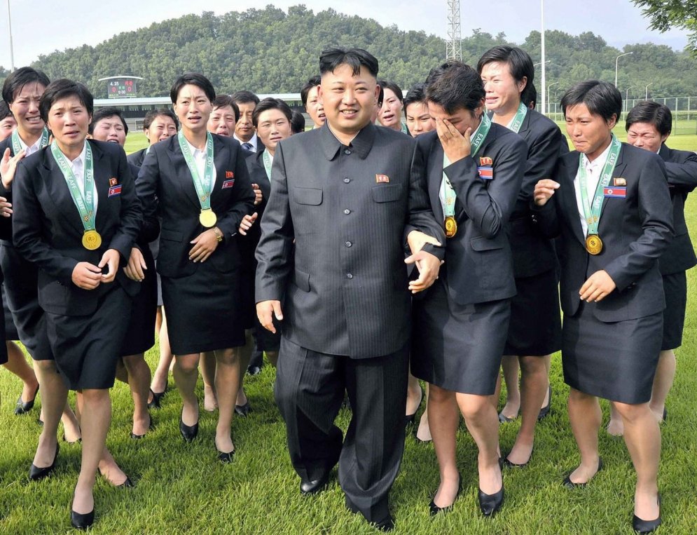 Kā Korejas sievietes pielūdz nācijas vadoni Kimu Čenunu