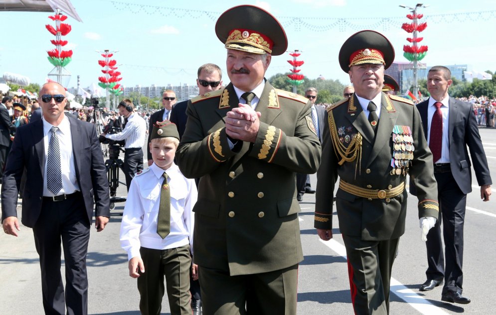 Десять мировых лидеров, которым повезло постоять рядом с Колей Лукашенко