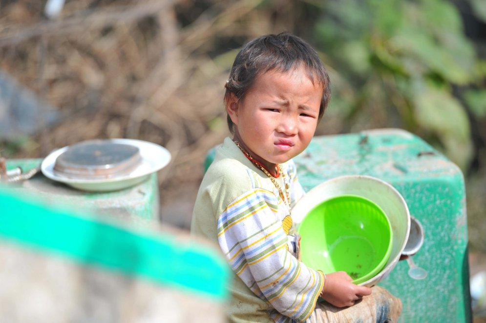 Traģiski: Ķīniešu bērni, kuri aug atkritumu kaudzēs