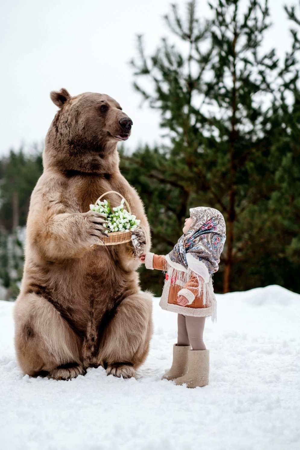 Neticami kadri: Bērni ar milzu lāci Maskavas mežos